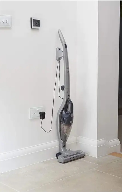 جاروشارژی بلک انددکر مدل SVB520JW